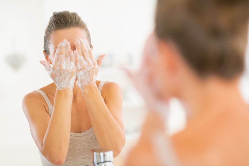 mujer secando su piel grasa luego de la limpieza